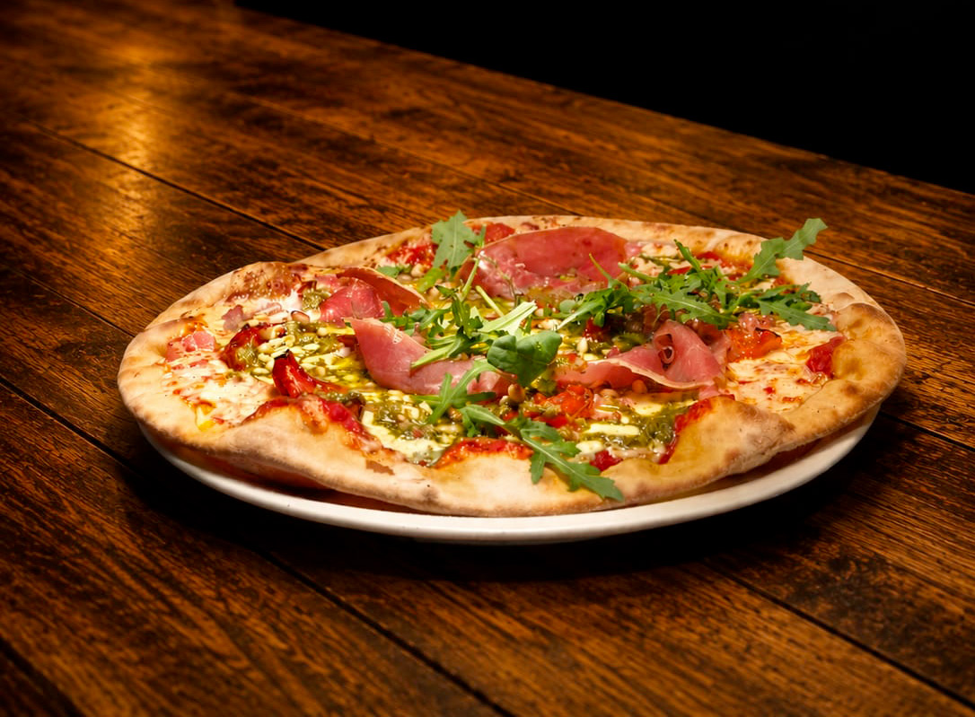 Pizza artisanale au feu de bois